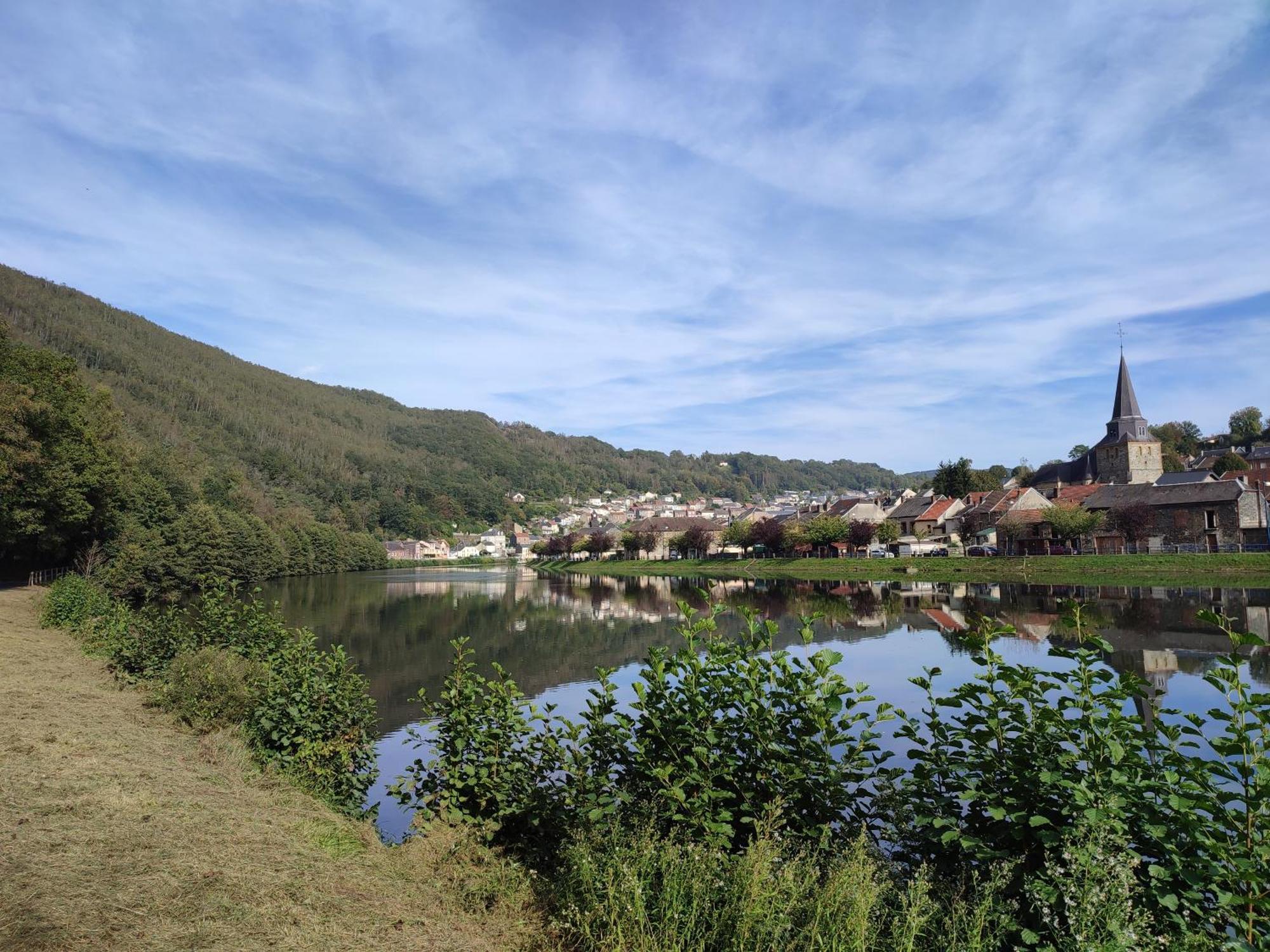 Entre Meuse Et Foret Revin  ภายนอก รูปภาพ