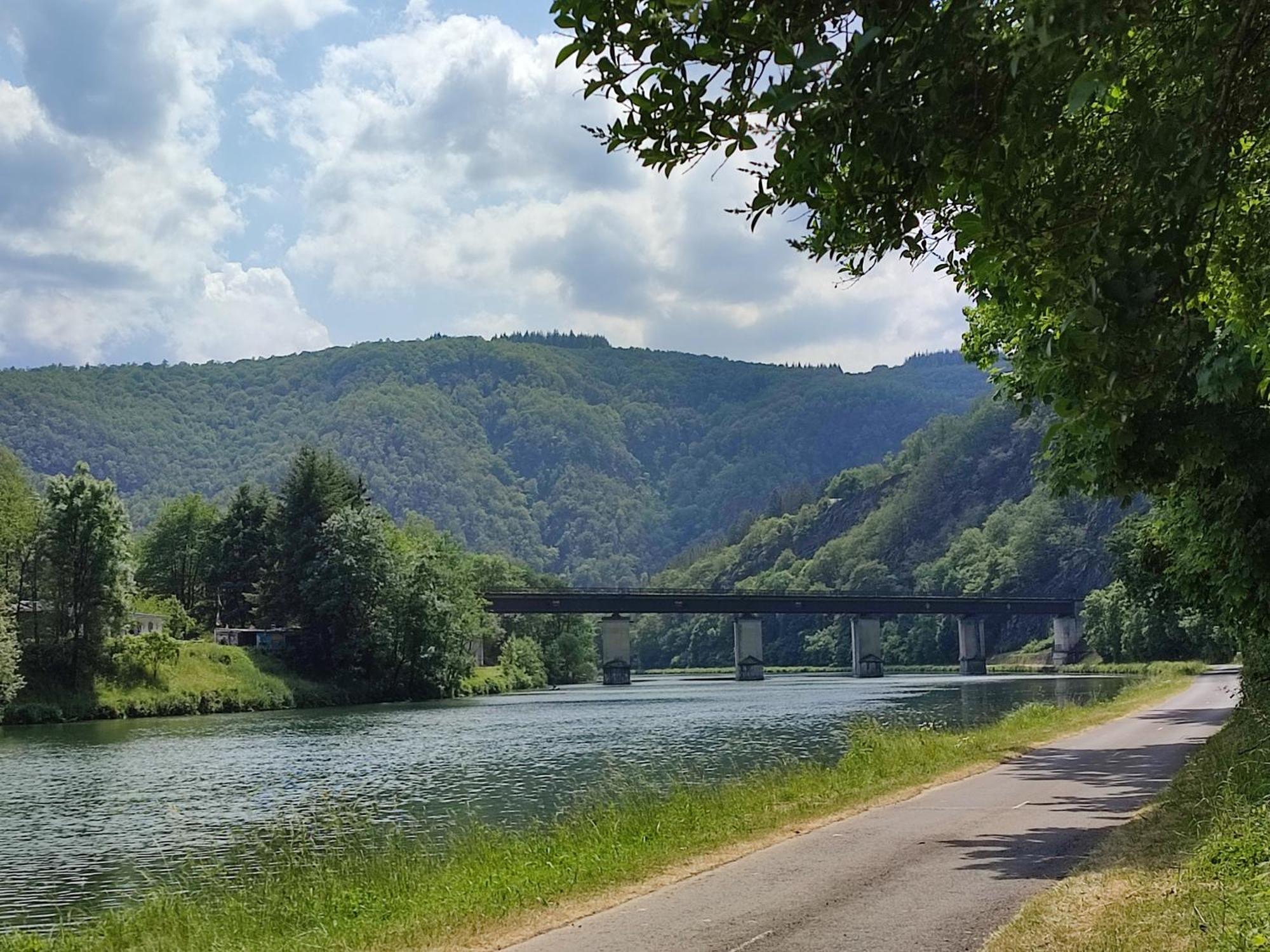Entre Meuse Et Foret Revin  ภายนอก รูปภาพ